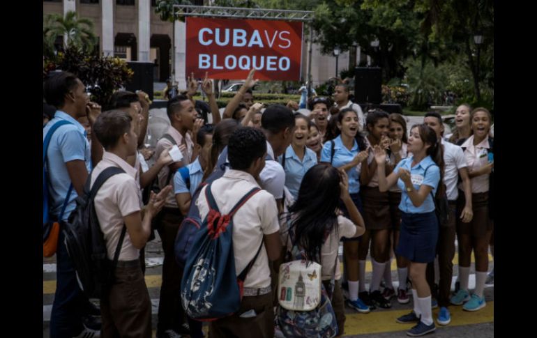 Alumnos de la Universidad de la Habana celebran la resolución que sugiere a EUA levantar el bloqueo económico a Cuba. AFP / A. Roque