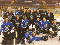 El canadiense recibe una camiseta de los Storm antes del entrenamiento. TWITTER / @Mcr_Storm