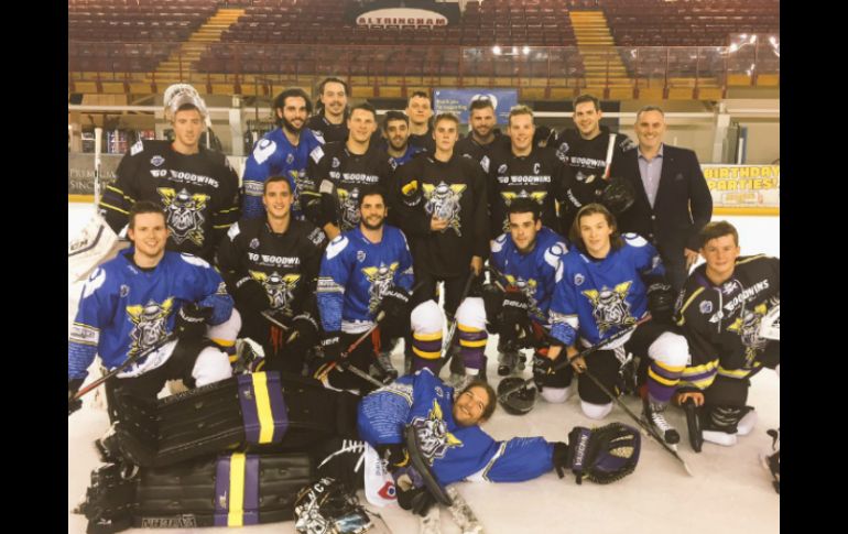 El canadiense recibe una camiseta de los Storm antes del entrenamiento. TWITTER / @Mcr_Storm