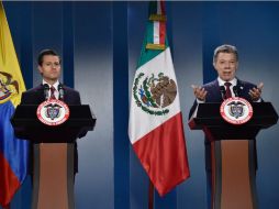 Enrique Peña Nieto y Santos atestiguaron la firma de varios acuerdos y documentos de entendimiento entre ambas naciones. AFP / G. Legaria