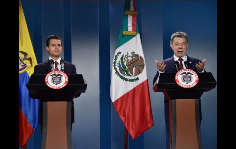 Enrique Peña Nieto y Santos atestiguaron la firma de varios acuerdos y documentos de entendimiento entre ambas naciones. AFP / G. Legaria