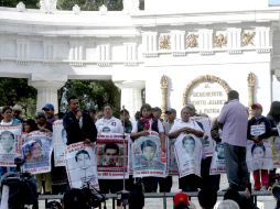 Familiares de los 43 se plantaron en las afueras de San Lázaro para demandar que fueran escuchados por los legisladores. SUN / ARCHIVO