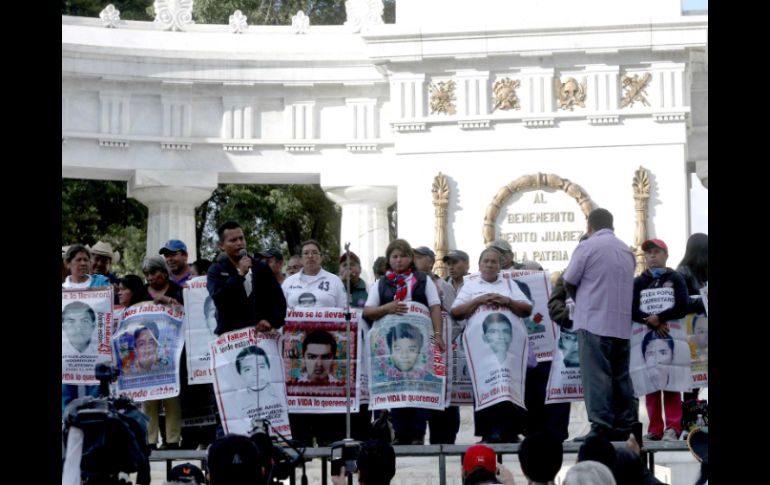 Familiares de los 43 se plantaron en las afueras de San Lázaro para demandar que fueran escuchados por los legisladores. SUN / ARCHIVO