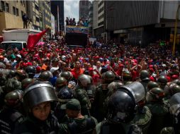 Chavistas se enfrentan a militares afuera del Congreso venezolano, cuando intentaban impedir el ingreso de legisladores. EFE / M. Gutiérrez