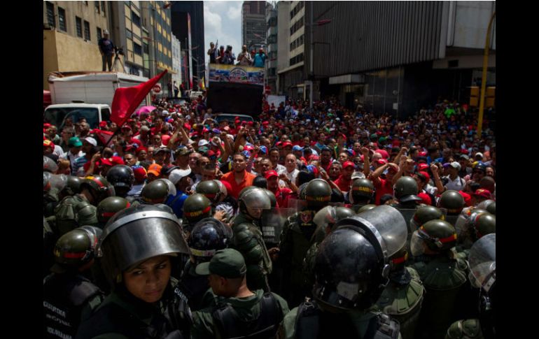 Chavistas se enfrentan a militares afuera del Congreso venezolano, cuando intentaban impedir el ingreso de legisladores. EFE / M. Gutiérrez