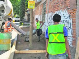 Intervención de banquetas en la Colonia Aarón Joaquín en la  calle Elisa Flores, esquina con Julián Zamora. ESPECIAL /