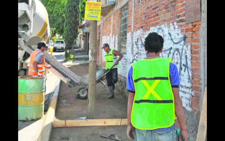 Intervención de banquetas en la Colonia Aarón Joaquín en la  calle Elisa Flores, esquina con Julián Zamora. ESPECIAL /