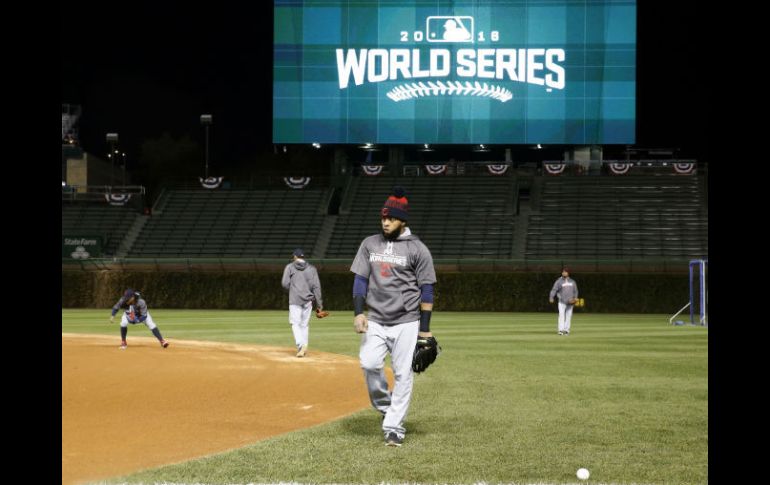 El jugador de los Indios, Carlos Santana, durante el entrenamiento de ayer en el Wrigley Field. AP / N. Huh