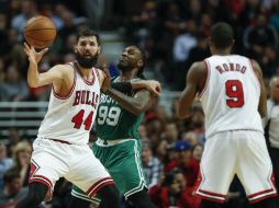 Nikola Mirotic, de Chicago,  recibe el balón ante la marca de Jae Crowder, alero de los Celtics. EFE / K. Krzaczynski