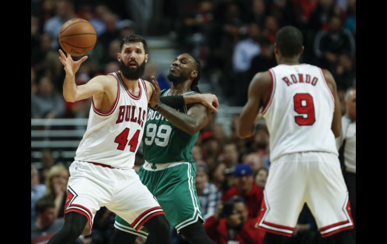 Nikola Mirotic, de Chicago,  recibe el balón ante la marca de Jae Crowder, alero de los Celtics. EFE / K. Krzaczynski