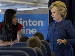 Abedin (izq) es una de las colaboradoras más próximas a Clinton, con quien lleva trabajando desde mediados de los años noventa. AP / A. Harnik