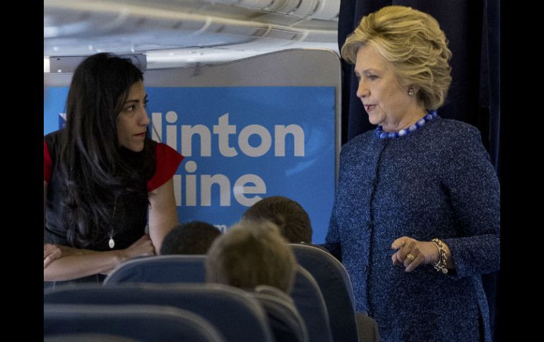 Abedin (izq) es una de las colaboradoras más próximas a Clinton, con quien lleva trabajando desde mediados de los años noventa. AP / A. Harnik