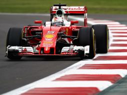 Por la tarde, Vettel sorprende a todos obteniendo el liderato. AFP / L. Baron