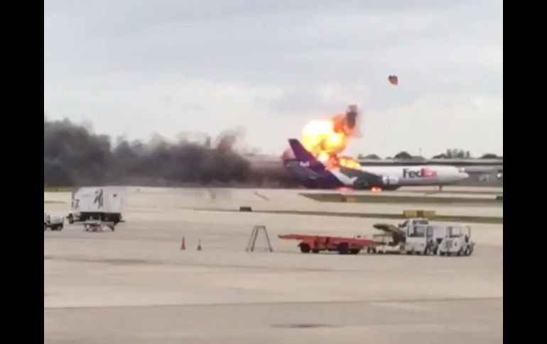 La aeronave había llegado procedente de Memphis poco antes de las seis de la tarde cuando comenzó el incendio. TWITTER / @Alex_Robles44