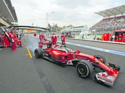 El piloto de Ferrari, Sebastian Vettel, sale de la zona de pits para enfilarse a realizar la vuelta más rápida de ayer. AP /