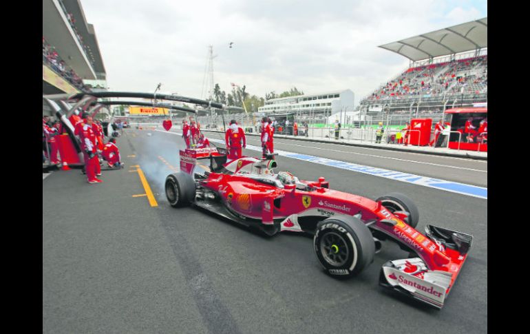 El piloto de Ferrari, Sebastian Vettel, sale de la zona de pits para enfilarse a realizar la vuelta más rápida de ayer. AP /