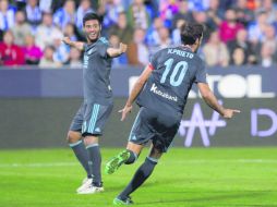 Festejo. El mediocampista de la Real Sociedad, Xabi Prieto (d), celebra con Carlos Vela el gol marcado ante el Leganés. EFE /