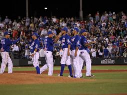 Los locales reventaron en tres entradas al abridor de Charros, Manuel Flores, para tomar una ventaja de 4-1. EL INFORMADOR / P. Franco