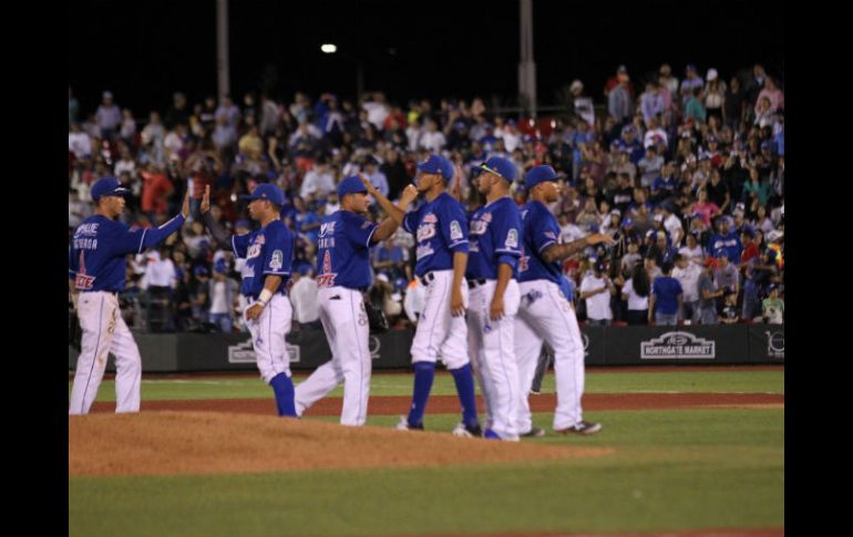 Los locales reventaron en tres entradas al abridor de Charros, Manuel Flores, para tomar una ventaja de 4-1. EL INFORMADOR / P. Franco