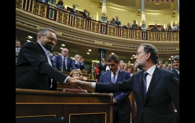 Mariano Rajoy (d) es felicitado por el portavoz de Ciudadanos en el Congreso, Juan Carlos Girauta (i). EFE / J. Hidalgo