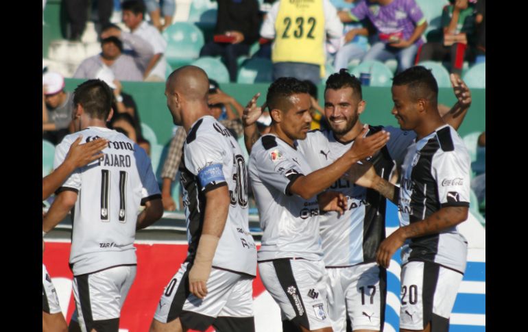 Jugadores de Querétaro celebran la anotación. MEXSPORT / N. García