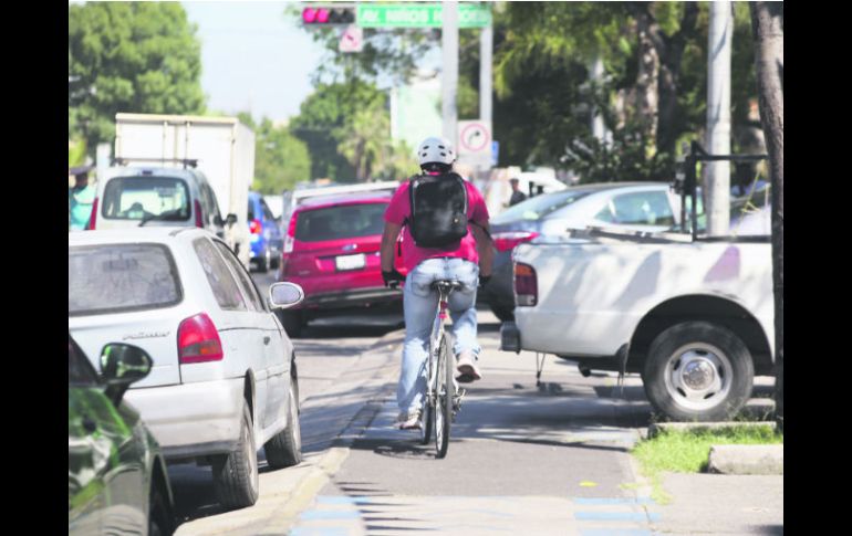 En la ciclovía de Avenida Federalismo, además de los estorbos, los usuarios también enfrentan problemas en los cruceros. EL INFORMADOR / R. Tamayo