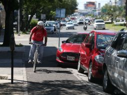 Aún falta cultura vial para saber utilizar las ciclovías, pues los pedaleantes tienen que sortear varios obstáculos. EL INFORMADOR / R. Tamayo