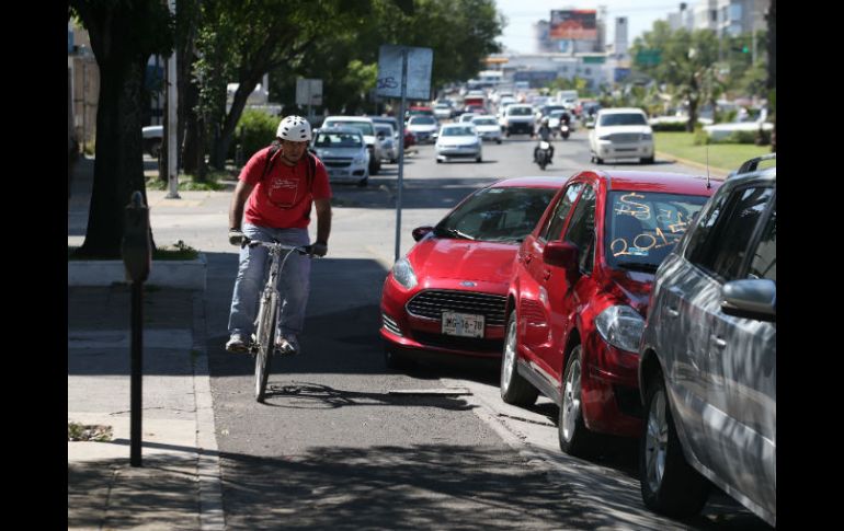 Aún falta cultura vial para saber utilizar las ciclovías, pues los pedaleantes tienen que sortear varios obstáculos. EL INFORMADOR / R. Tamayo