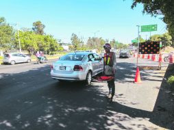 Otra vez. Agentes viales y bandereros dicen que se ha difundido información de los cierres viales. EL INFORMADOR / F. Atilano