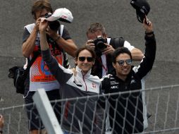 Abrazados, el piloto de Force India y el de Haas corrían de una tribuna a otra con gorras en la mano. AP / E. Verdugo