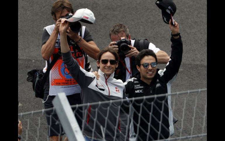 Abrazados, el piloto de Force India y el de Haas corrían de una tribuna a otra con gorras en la mano. AP / E. Verdugo