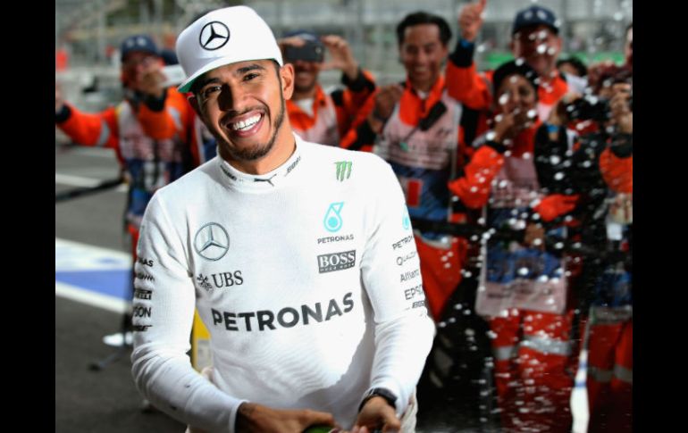 Al momento de la premiación, Hamilton hizo estallar la emoción de los presentes en el Foro Sol. AFP / C. Coates