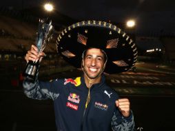 El piloto celebra la decisión, que le da el tercer lugar. AFP / M. Thompson