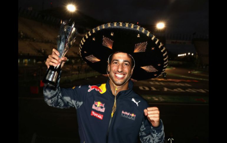 El piloto celebra la decisión, que le da el tercer lugar. AFP / M. Thompson