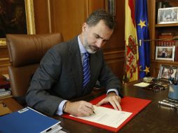 Felipe VI firmó ayer el acuerdo por el que se oficializa el nombramiento de Mariano Rajoy como nuevo jefe de Estado en España. EFE / Casa de S.M. El Rey