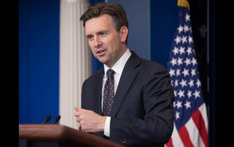 Josh Earnest señala que Obama sigue considerando a Comey como un funcionario público con integridad, carácter y principios. AFP / N. Kamm