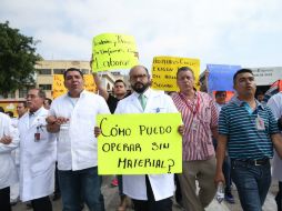 Trabajadores del Hospital Civil han demandado, entre otras cosas, el pago a jubilados y pensionados e insumos para poder trabajar. EL INFORMADOR / ARCHIVO