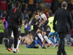 Durante el partido entre Morelia y Necaxa, un aficionado entró al campo de juego e intentó agrediar a un elemento de los Rayos. MEXSPORT / ARCHIVO