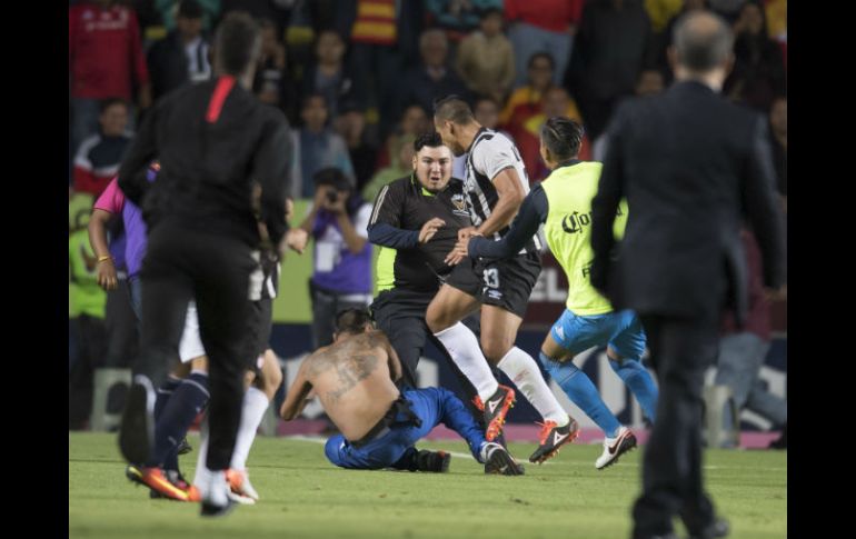 Durante el partido entre Morelia y Necaxa, un aficionado entró al campo de juego e intentó agrediar a un elemento de los Rayos. MEXSPORT / ARCHIVO