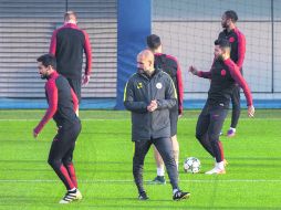 Pep Guardiola da instrucciones a sus jugadores durante el entrenamiento del equipo en el City Football Academy en Manchester. EFE /