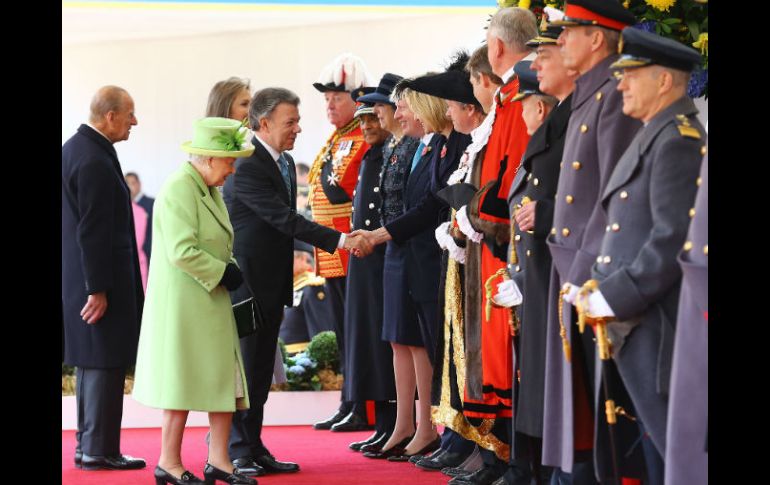 La soberana británica y el príncipe consorte dan la bienvenida formal a Inglaterra al colombiano en el Pabellón Real. AFP / G. Fuller