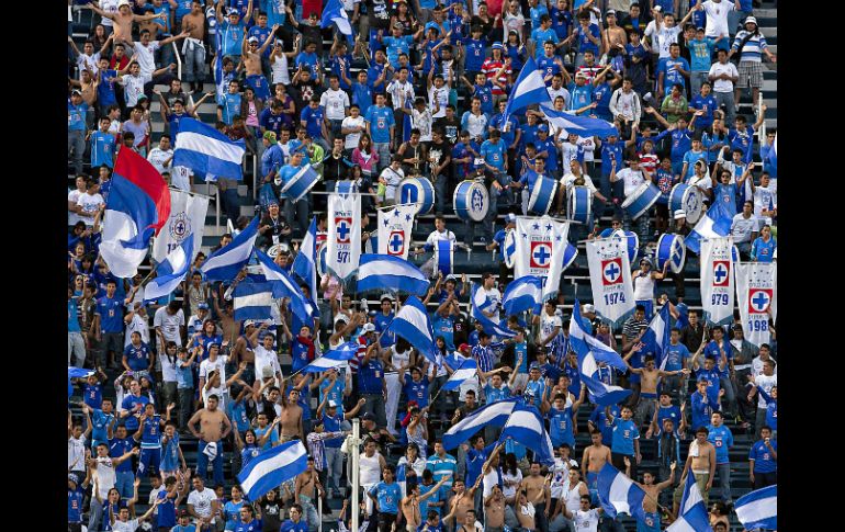 Cruz Azul lidia con una crisis que no le permite pelear por el título, tras una sequía de 19 años sin verse campeón de Liga. MEXSPORT / ARCHIVO