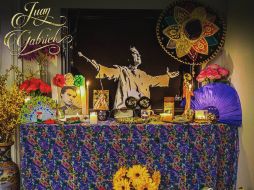 Flores, botines, fotografías de ''El Divo de Juárez'', abanicos y veladoras, además de un colorido sombrero de charro adornan el altar. TWITTER / @soyjuangabriel