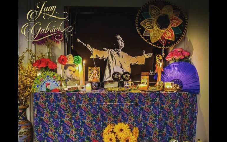 Flores, botines, fotografías de ''El Divo de Juárez'', abanicos y veladoras, además de un colorido sombrero de charro adornan el altar. TWITTER / @soyjuangabriel