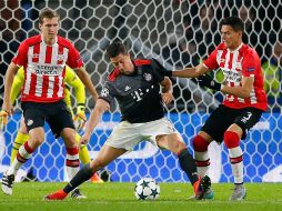 Héctor Moreno (D), acecha a Lewandoski (C), autor de los dos goles del Bayern. AP / P. Dejong