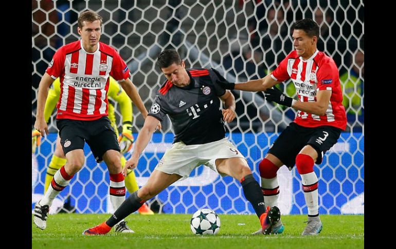 Héctor Moreno (D), acecha a Lewandoski (C), autor de los dos goles del Bayern. AP / P. Dejong