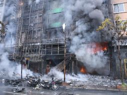 Centenares de bomberos y agentes de policía se movilizaron para extinguir el fuego. EFE / ESPECIAL