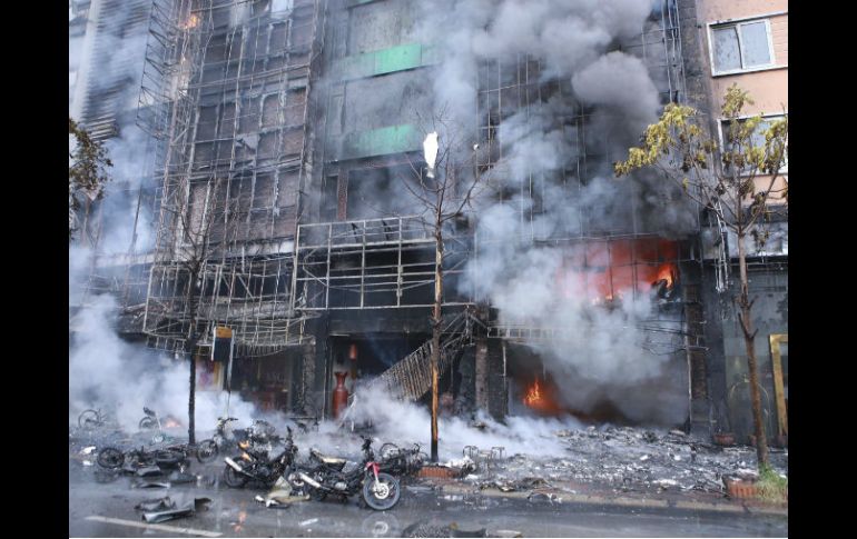 Centenares de bomberos y agentes de policía se movilizaron para extinguir el fuego. EFE / ESPECIAL