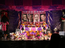 La Biblioteca Iberoamericana 'Octavio Paz' rindió tributo al día de muertos con un altar lleno de flores. EL INFORMADOR / G. Gallo