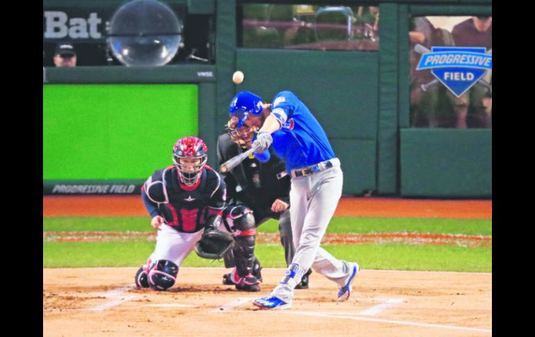 Progressive Field. Kris Bryant # 17 de los Chicago Cubs, conecta un jonrón solitario durante el primer turno de su equipo. AFP /